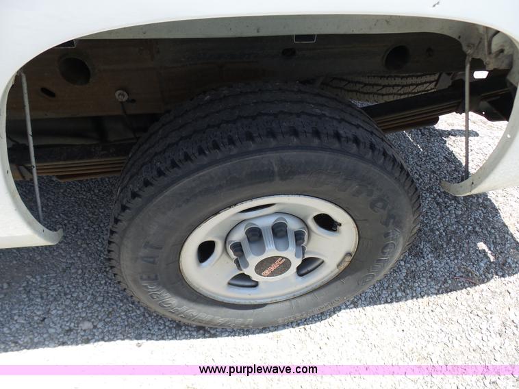 image for item L7106 2000 GMC Sierra 2500HD SL pickup truck