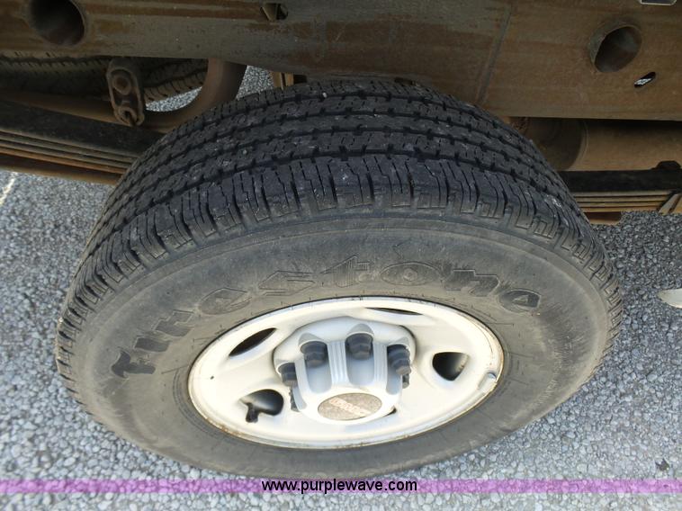 image for item L7106 2000 GMC Sierra 2500HD SL pickup truck