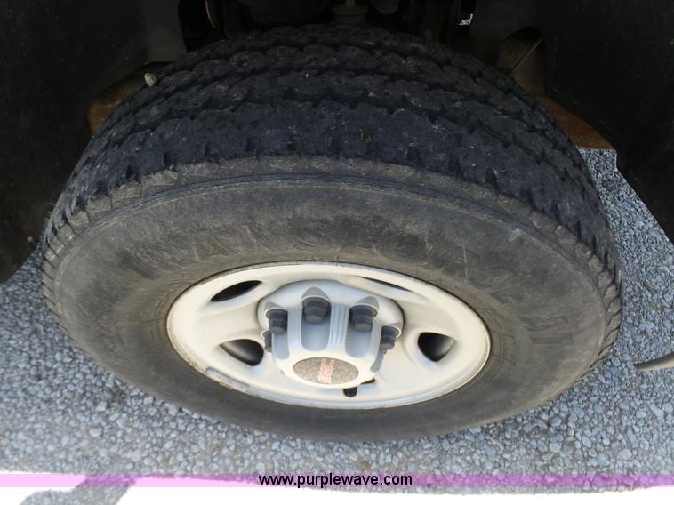 image for item L7106 2000 GMC Sierra 2500HD SL pickup truck