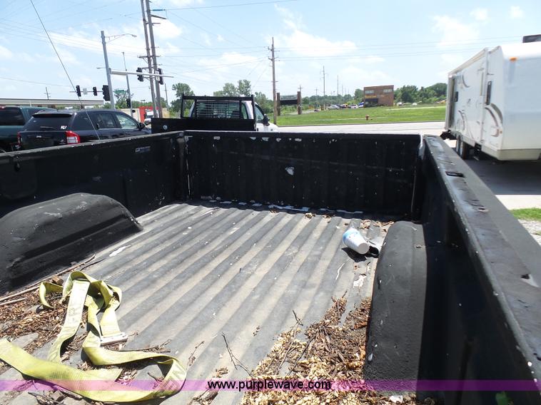 image for item L7106 2000 GMC Sierra 2500HD SL pickup truck