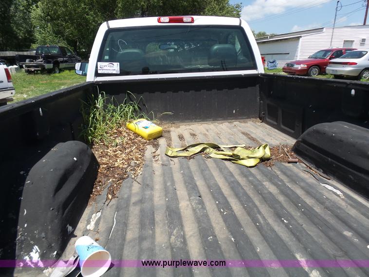 image for item L7106 2000 GMC Sierra 2500HD SL pickup truck