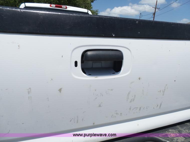 image for item L7106 2000 GMC Sierra 2500HD SL pickup truck