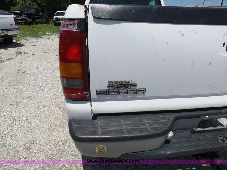 image for item L7106 2000 GMC Sierra 2500HD SL pickup truck