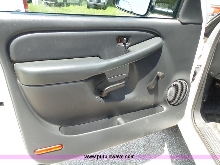 image for item L7106 2000 GMC Sierra 2500HD SL pickup truck