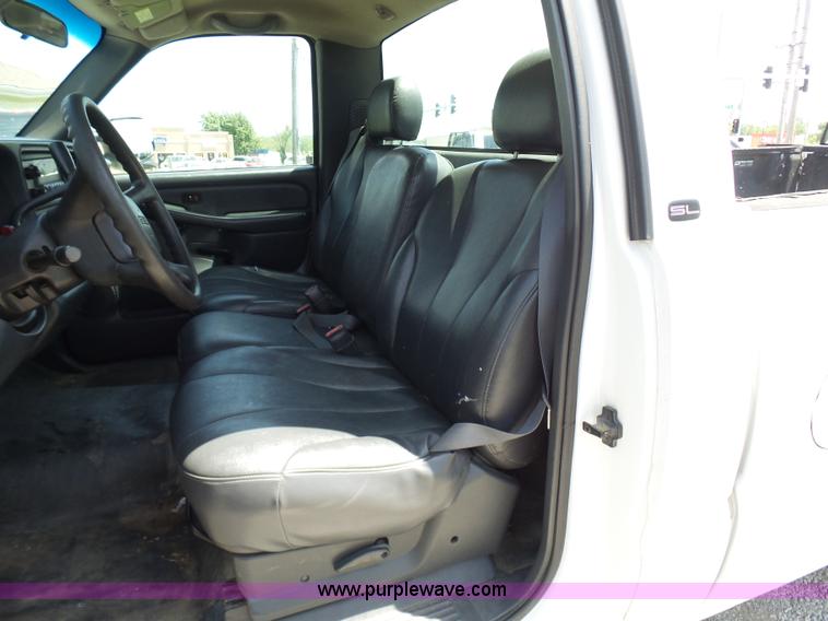 image for item L7106 2000 GMC Sierra 2500HD SL pickup truck