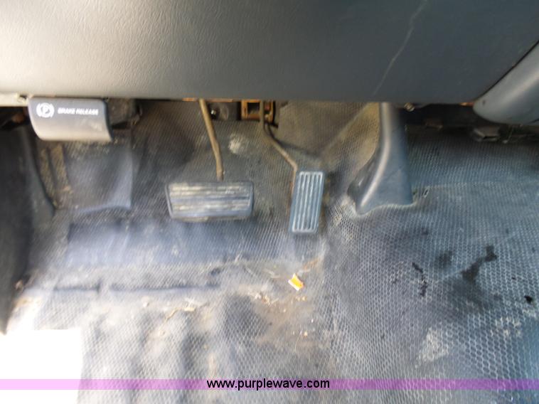 image for item L7106 2000 GMC Sierra 2500HD SL pickup truck