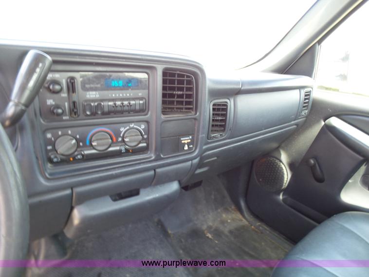 image for item L7106 2000 GMC Sierra 2500HD SL pickup truck