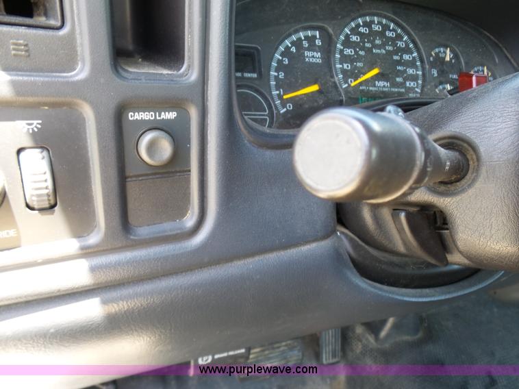 image for item L7106 2000 GMC Sierra 2500HD SL pickup truck