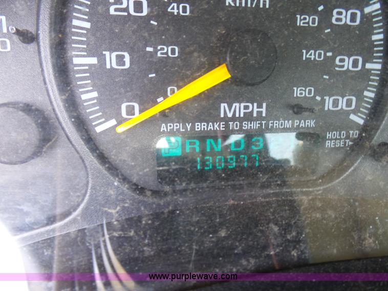 image for item L7106 2000 GMC Sierra 2500HD SL pickup truck