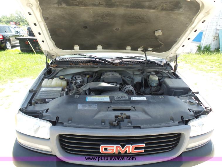 image for item L7106 2000 GMC Sierra 2500HD SL pickup truck