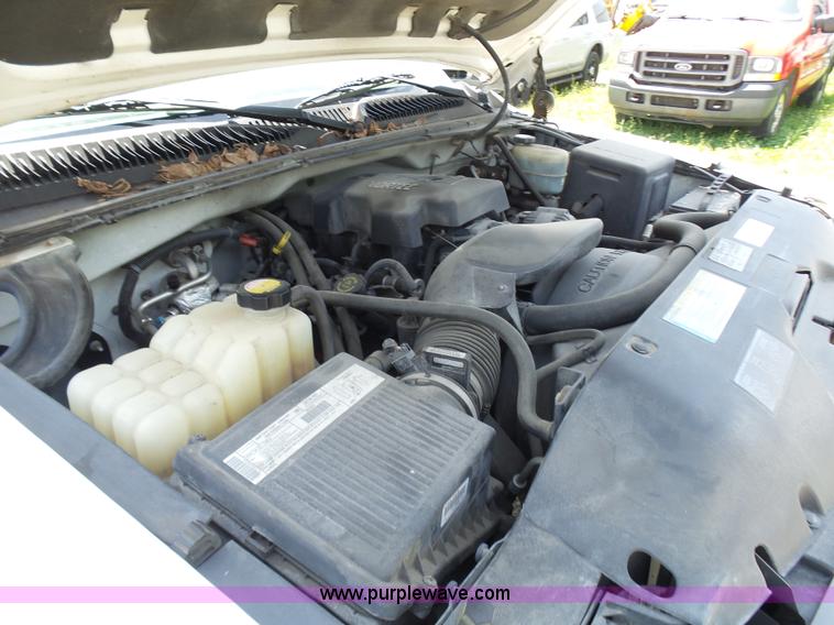 image for item L7106 2000 GMC Sierra 2500HD SL pickup truck