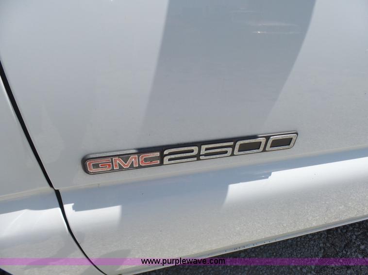 image for item L7106 2000 GMC Sierra 2500HD SL pickup truck