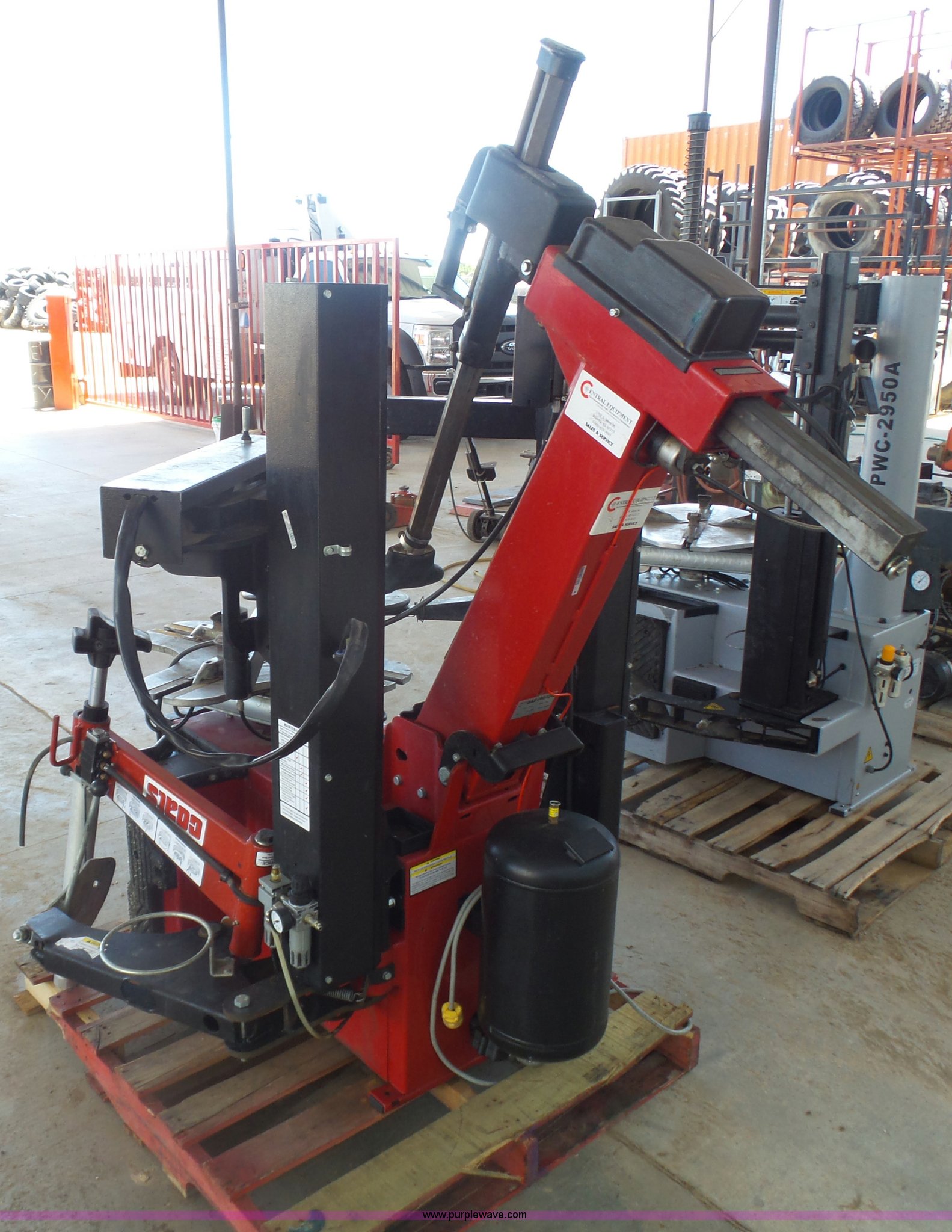 2009 Coats 9024E tire machine in Hugoton, KS Item BY9526 sold