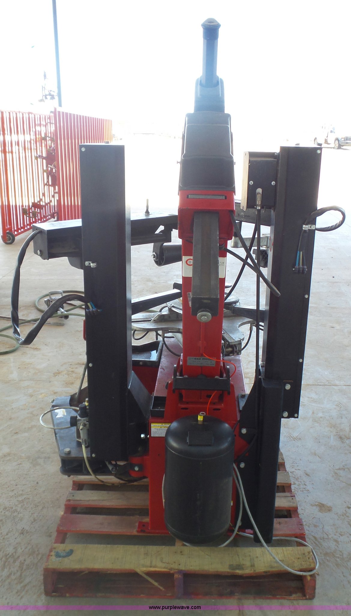 2009 Coats 9024E tire machine in Hugoton, KS Item BY9526 sold