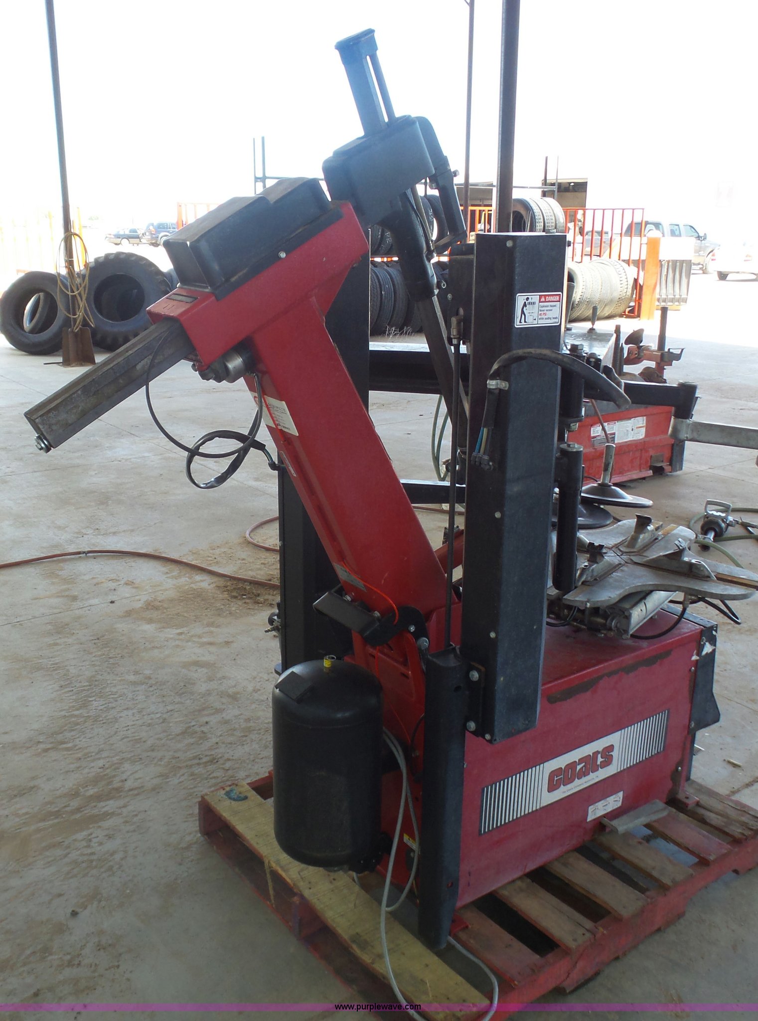 2009 Coats 9024E tire machine in Hugoton, KS Item BY9526 sold