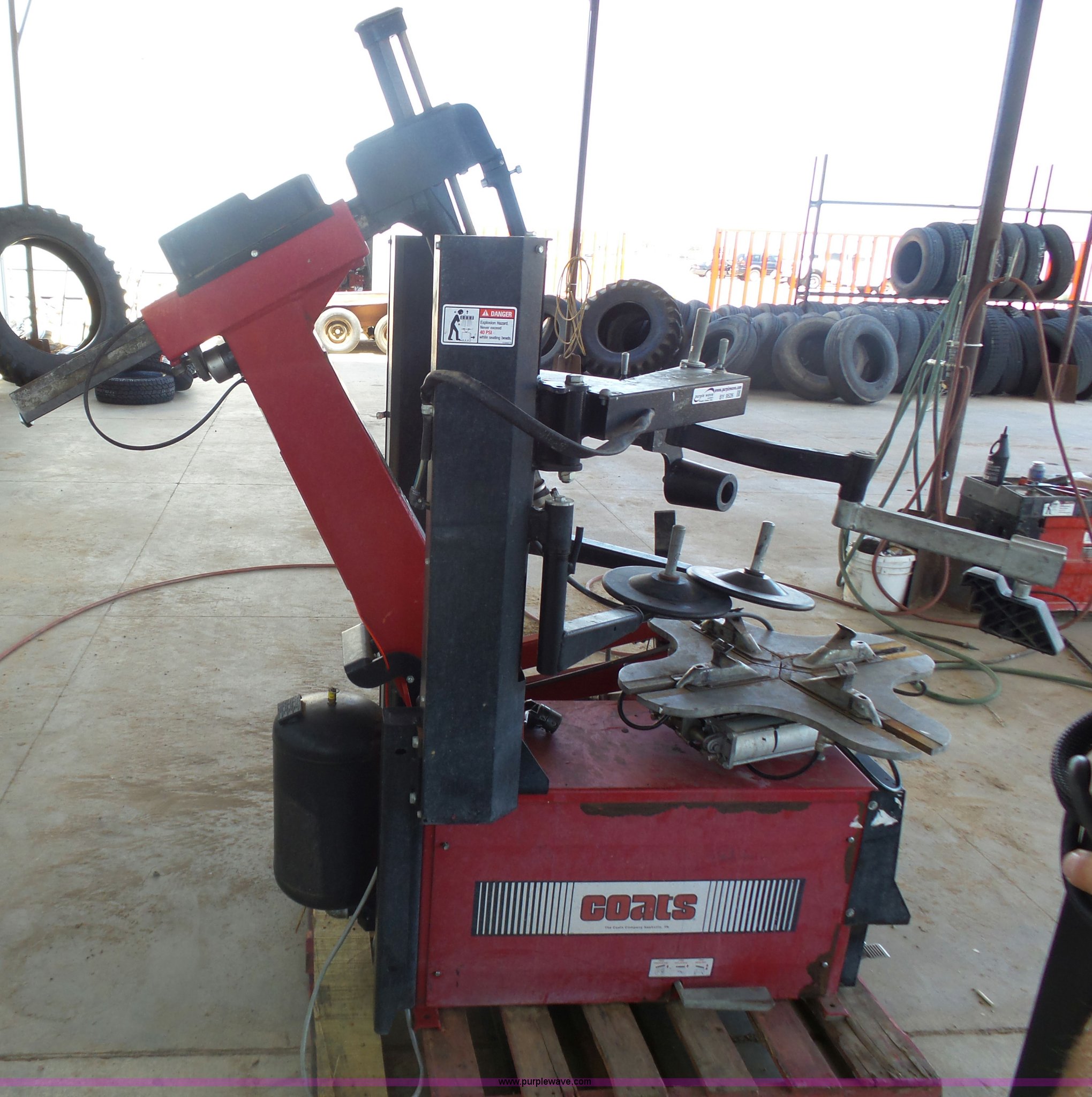 2009 Coats 9024E tire machine in Hugoton, KS Item BY9526 sold