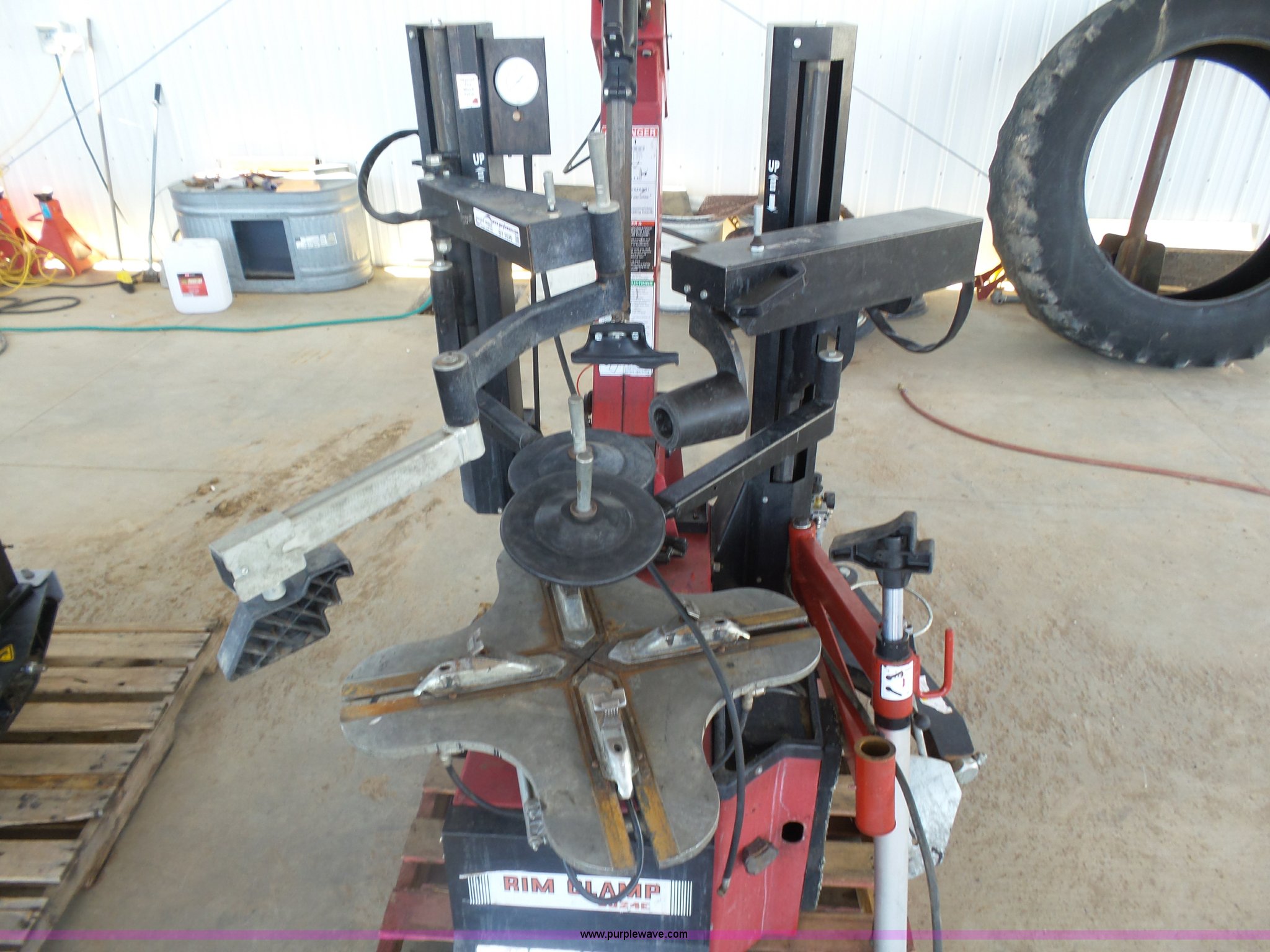 2009 Coats 9024E tire machine in Hugoton, KS Item BY9526 sold