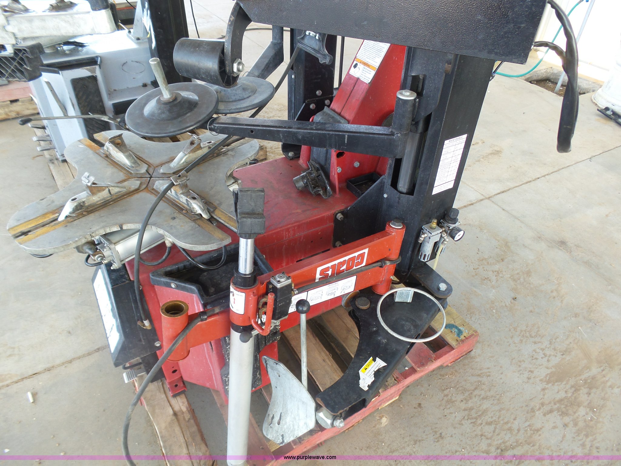 2009 Coats 9024E tire machine in Hugoton, KS Item BY9526 sold