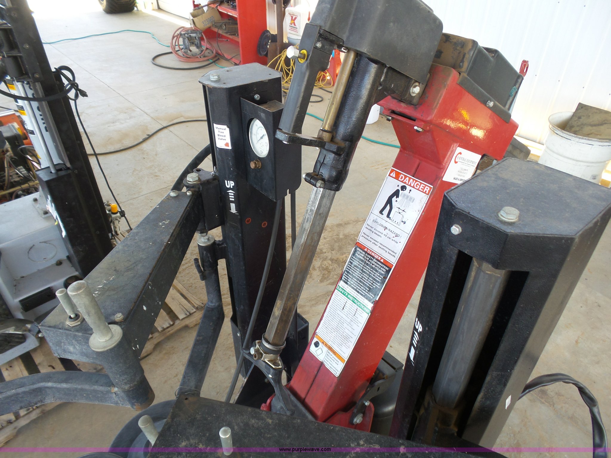 2009 Coats 9024E tire machine in Hugoton, KS Item BY9526 sold
