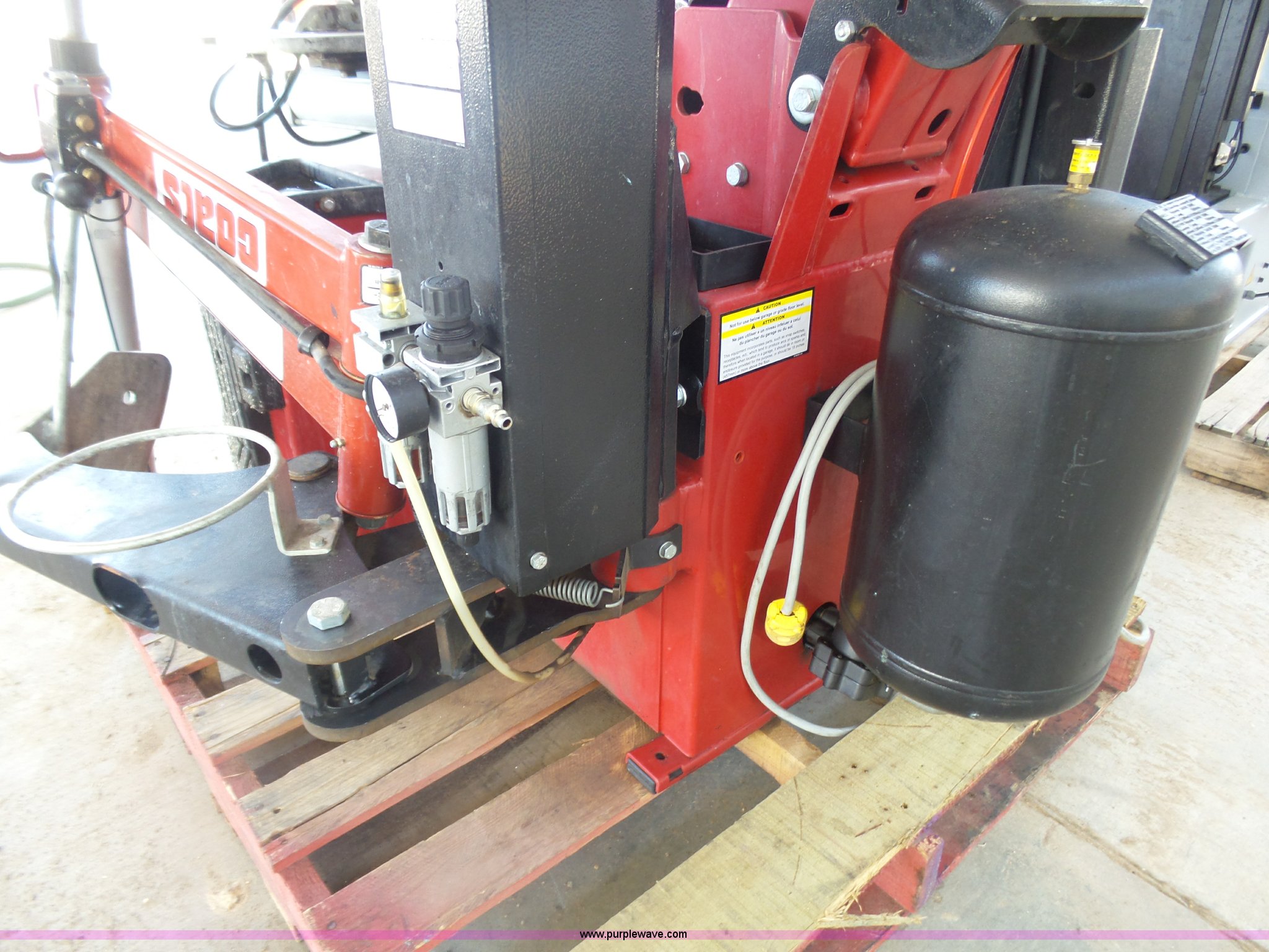 2009 Coats 9024E tire machine in Hugoton, KS Item BY9526 sold