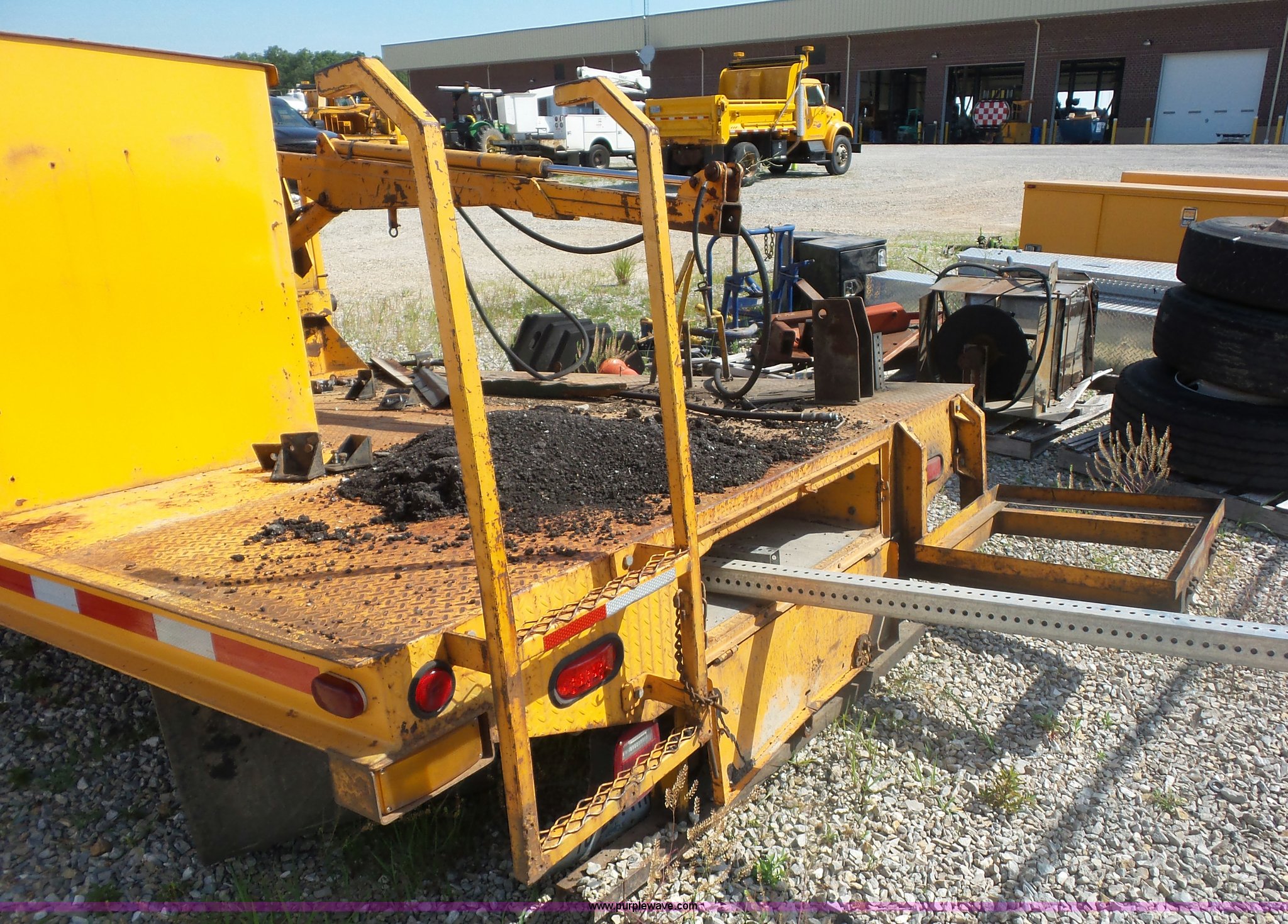 Flatbed in Willow Springs, MO Item L2871 sold Purple Wave