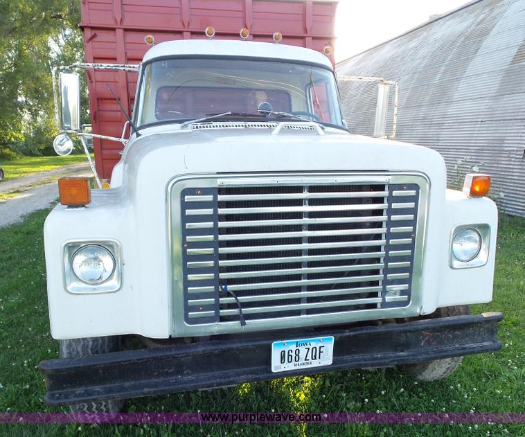image for item BZ9793 1974 International 1600 grain truck