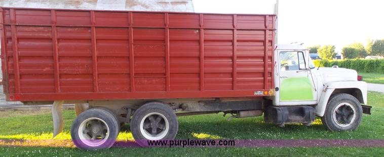 image for item BZ9793 1974 International 1600 grain truck