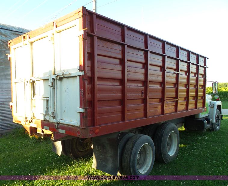image for item BZ9793 1974 International 1600 grain truck
