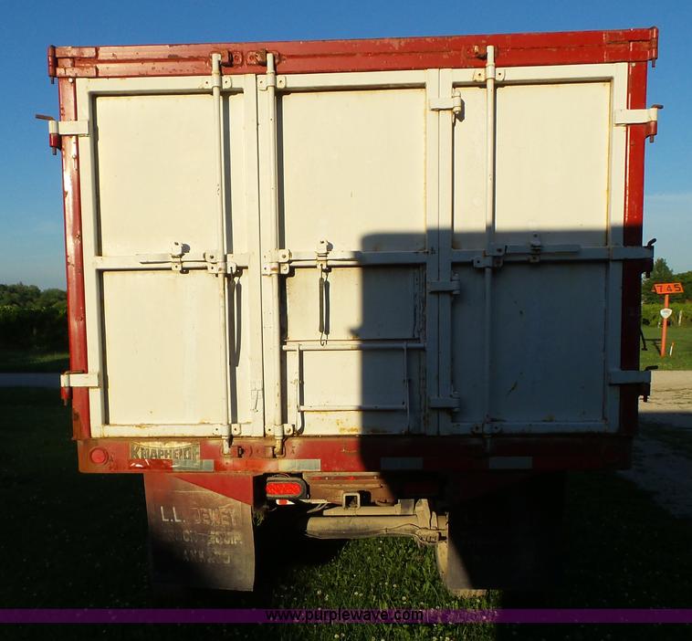 image for item BZ9793 1974 International 1600 grain truck