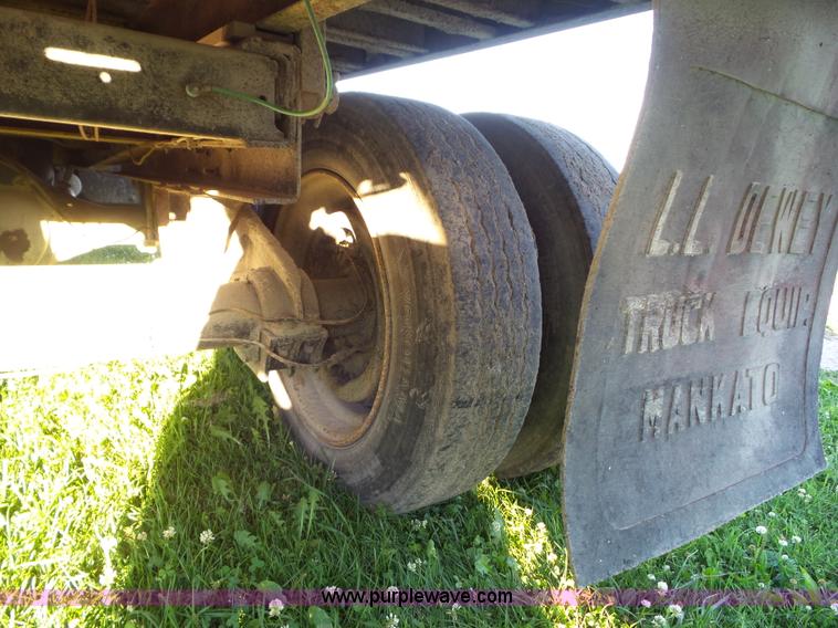 image for item BZ9793 1974 International 1600 grain truck