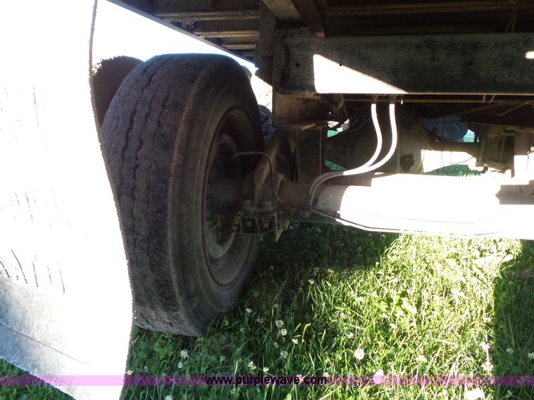 image for item BZ9793 1974 International 1600 grain truck