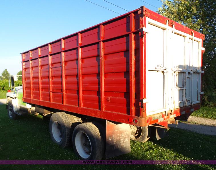 image for item BZ9793 1974 International 1600 grain truck