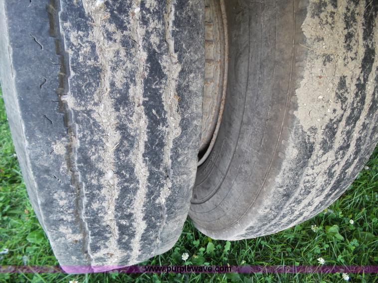 image for item BZ9793 1974 International 1600 grain truck