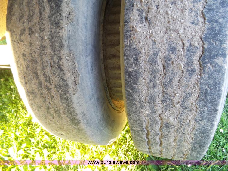 image for item BZ9793 1974 International 1600 grain truck