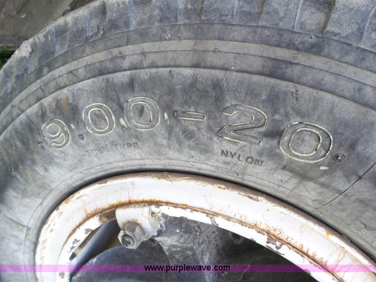 image for item BZ9793 1974 International 1600 grain truck