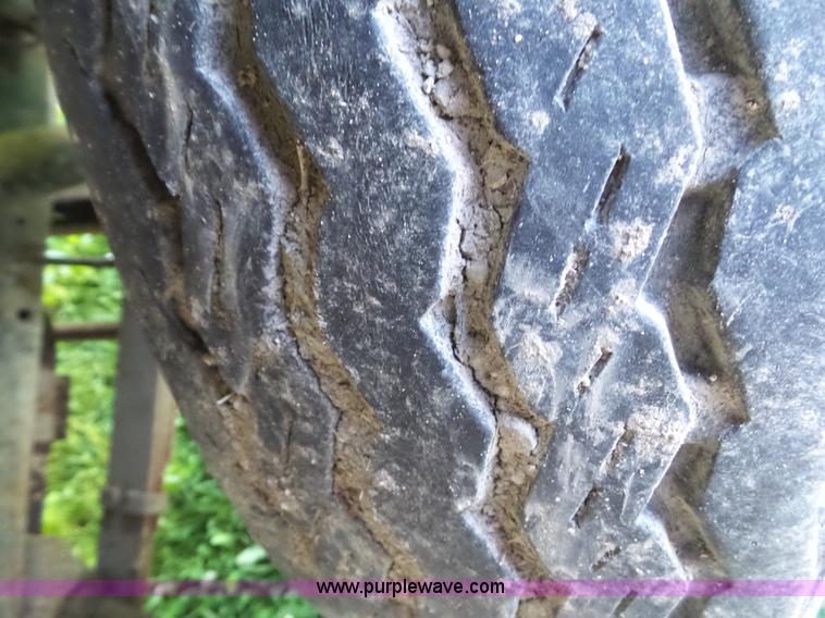 image for item BZ9793 1974 International 1600 grain truck