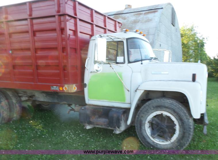 image for item BZ9793 1974 International 1600 grain truck
