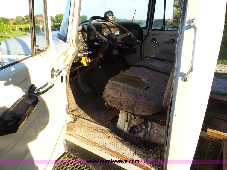 image for item BZ9793 1974 International 1600 grain truck