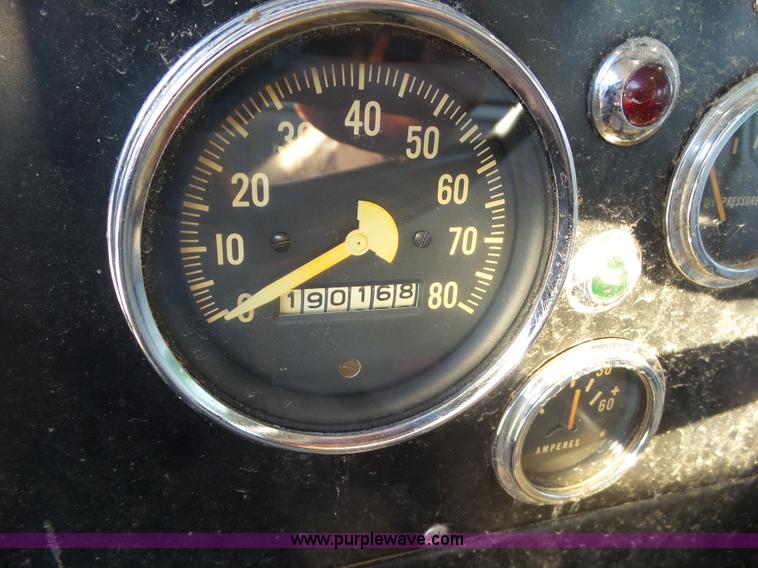 image for item BZ9793 1974 International 1600 grain truck