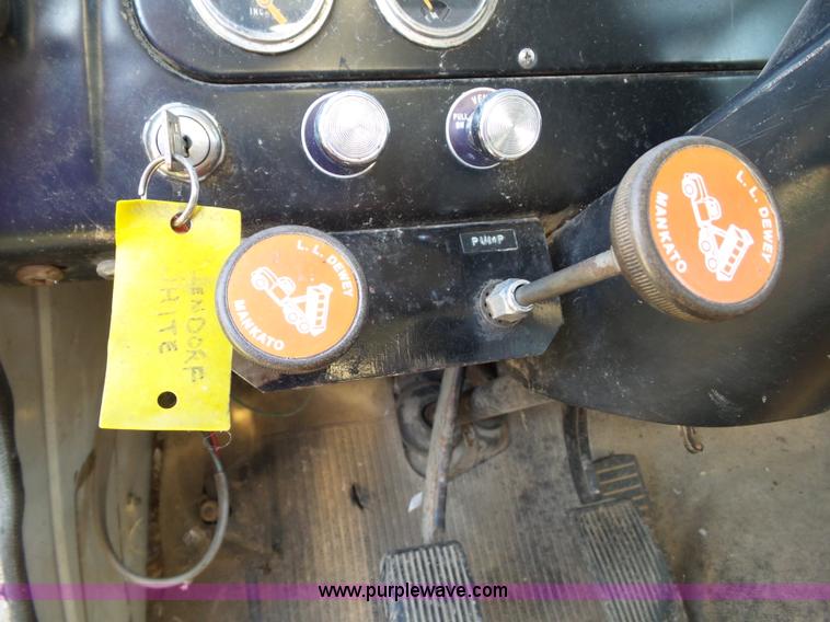 image for item BZ9793 1974 International 1600 grain truck