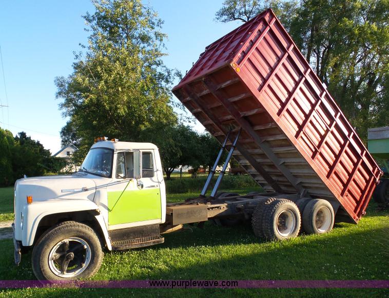 image for item BZ9793 1974 International 1600 grain truck