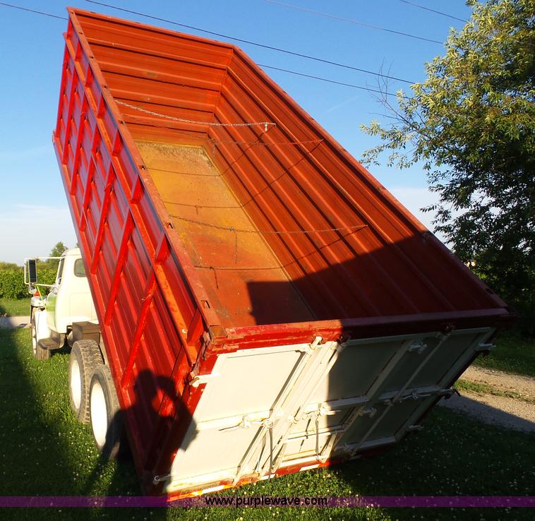 image for item BZ9793 1974 International 1600 grain truck