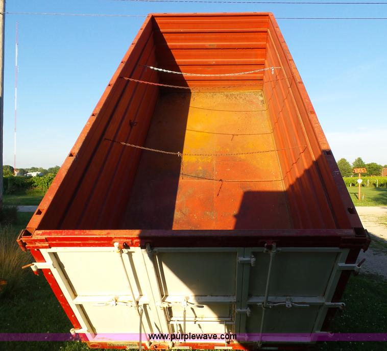 image for item BZ9793 1974 International 1600 grain truck