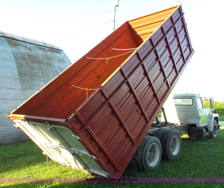 image for item BZ9793 1974 International 1600 grain truck