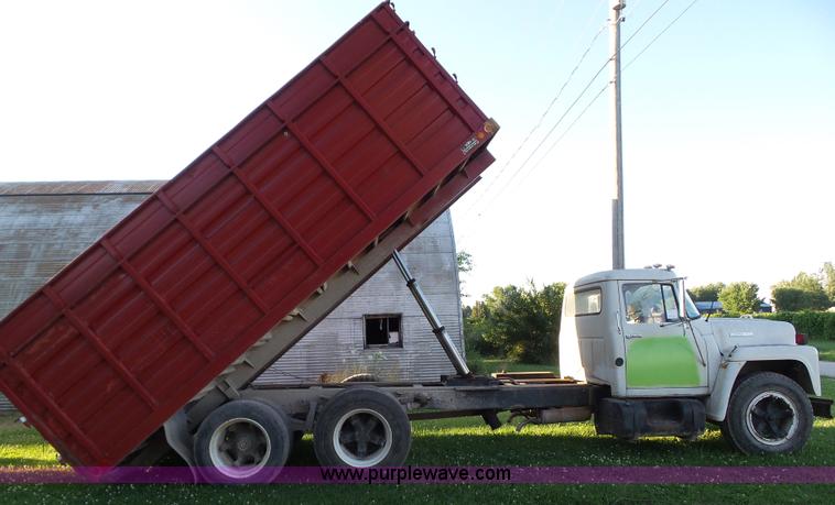 image for item BZ9793 1974 International 1600 grain truck