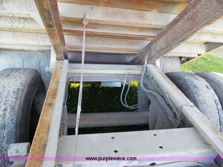 image for item BZ9793 1974 International 1600 grain truck