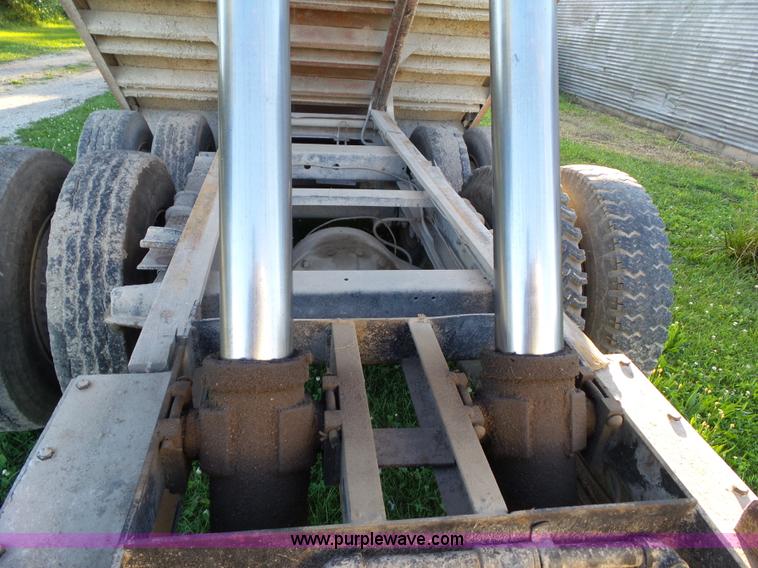 image for item BZ9793 1974 International 1600 grain truck