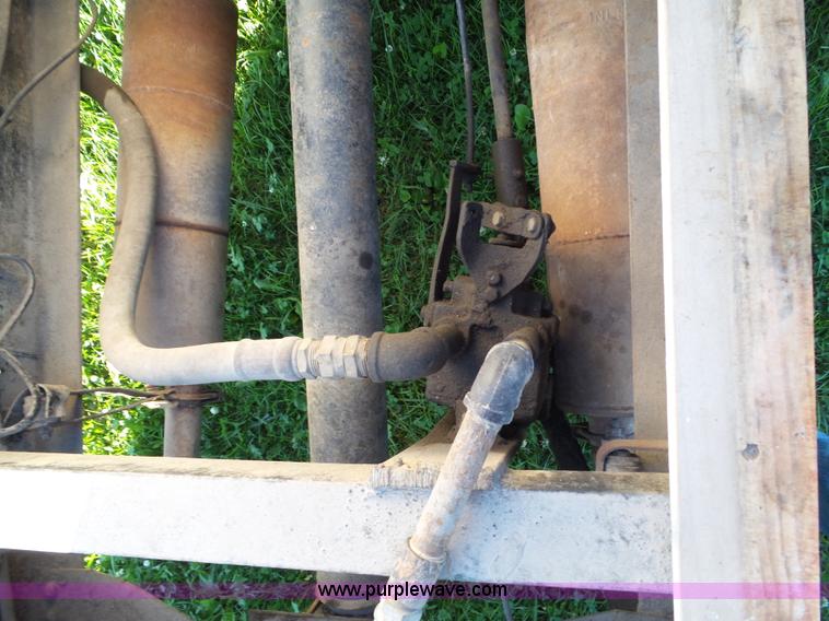 image for item BZ9793 1974 International 1600 grain truck