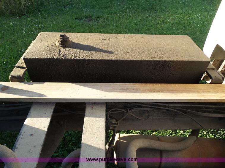 image for item BZ9793 1974 International 1600 grain truck