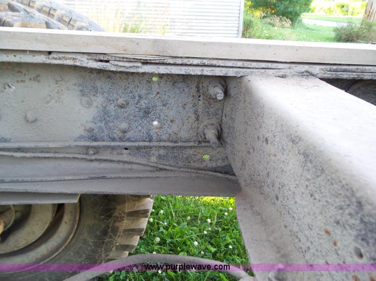 image for item BZ9793 1974 International 1600 grain truck